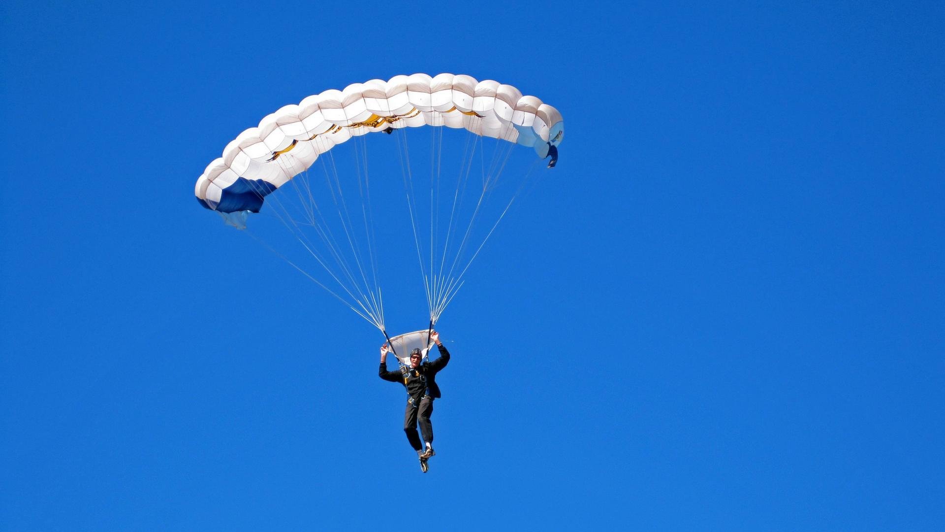 林丹亲自策划羽毛球启蒙课程视频，林丹羽毛球比赛解说